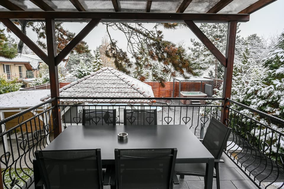 Villa Budapest Gold