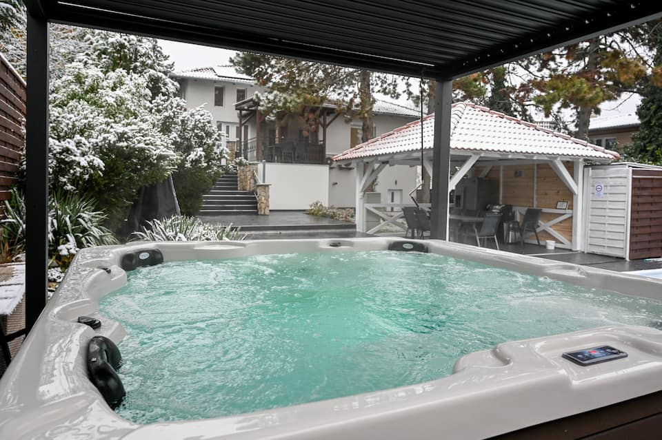 Villa Budapest Silver