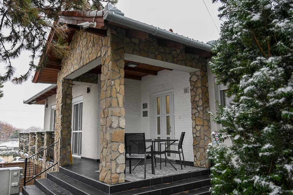Villa Budapest Silver