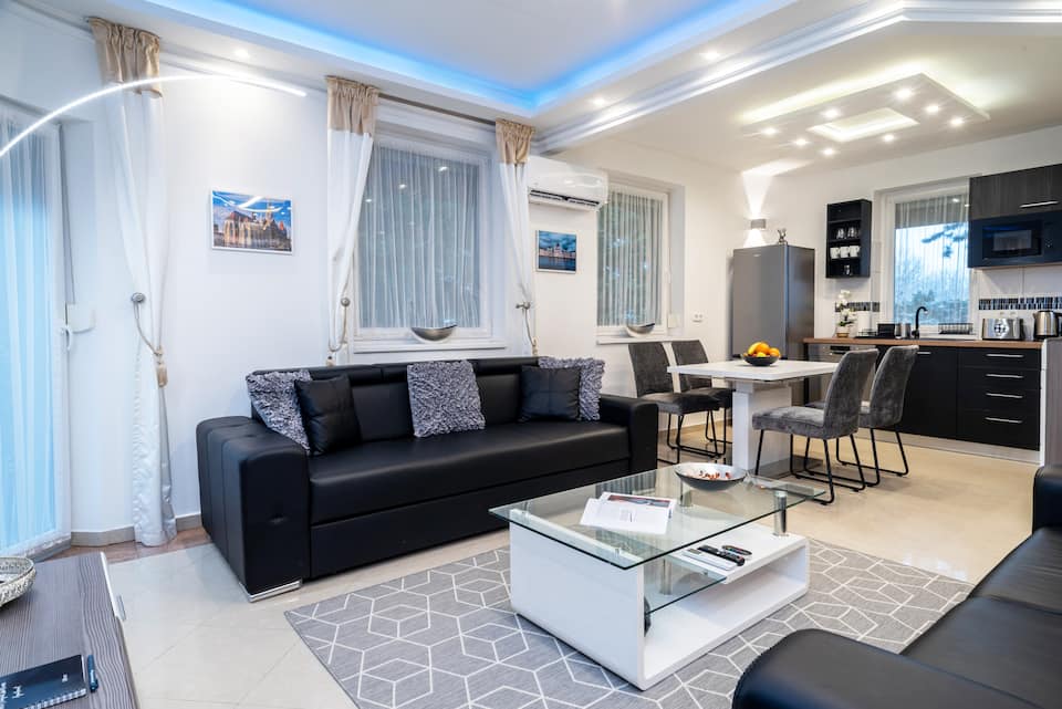 Villa Budapest Silver
