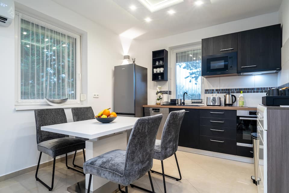 Villa Budapest Silver