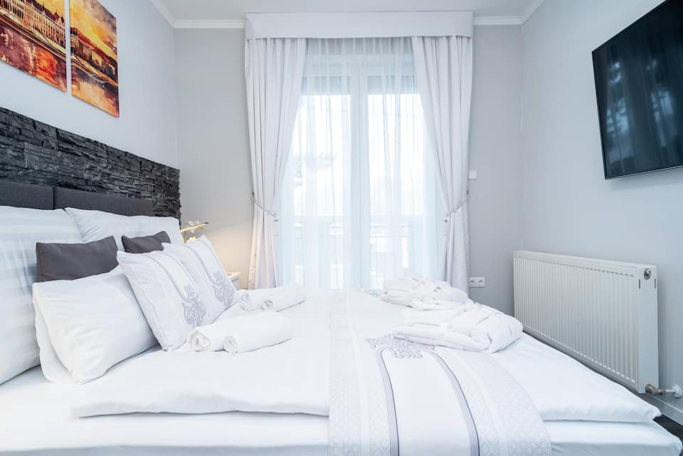 Villa Budapest Silver