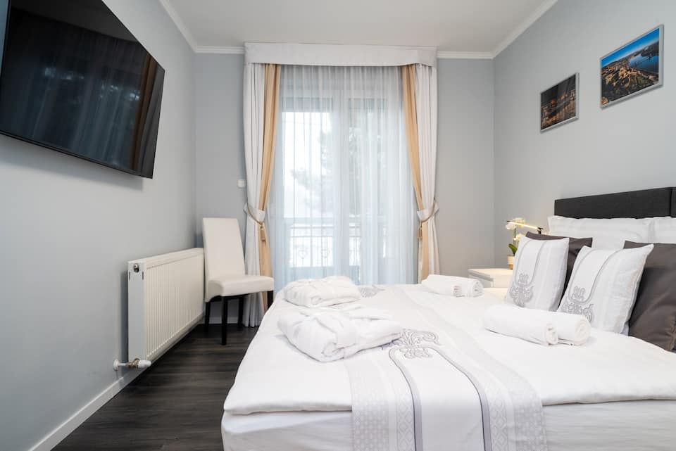 Villa Budapest Silver