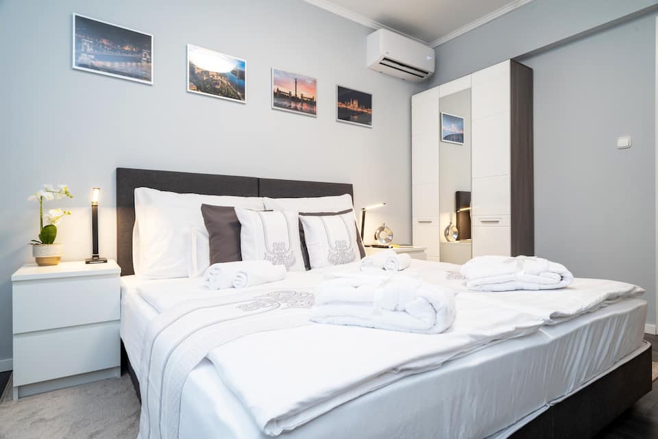 Villa Budapest Silver